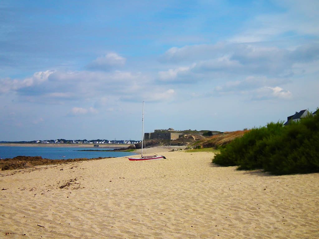 plage de kerhostin et fort de penthievre