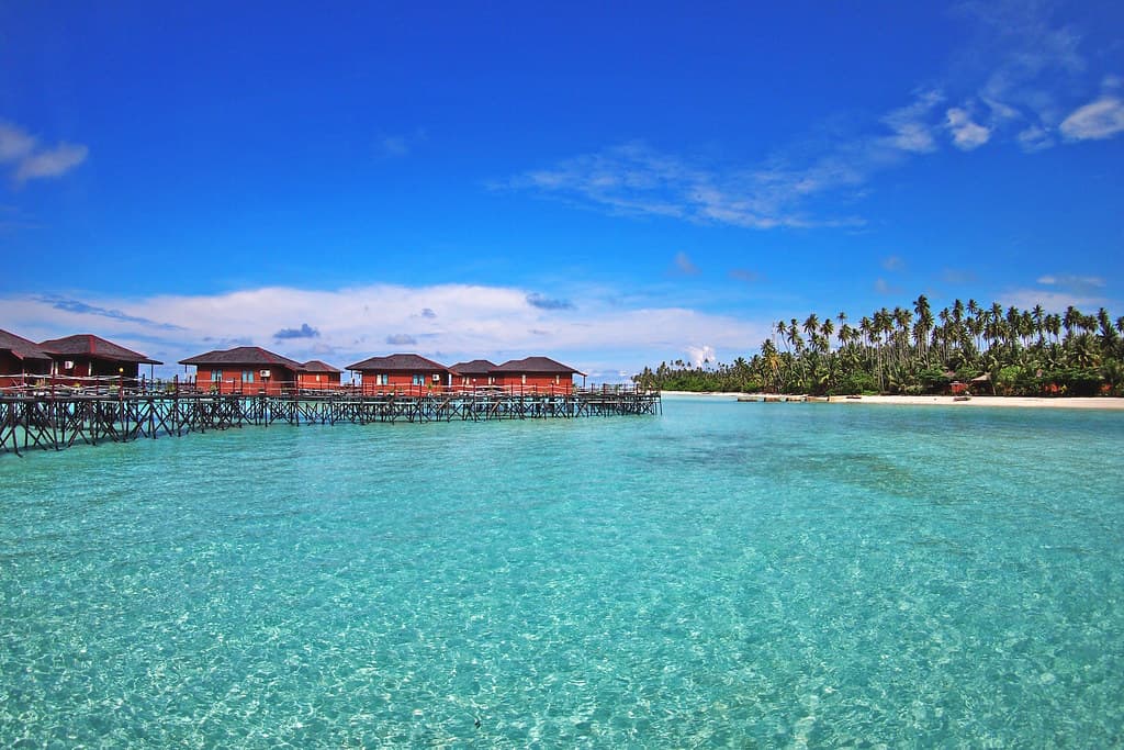 borneo-indonesia-derTropical resort near Derawan Island in Borneoawan-island-resort-hotel-tropical-exotic-turquoise-holiday-bungalow-tiket2