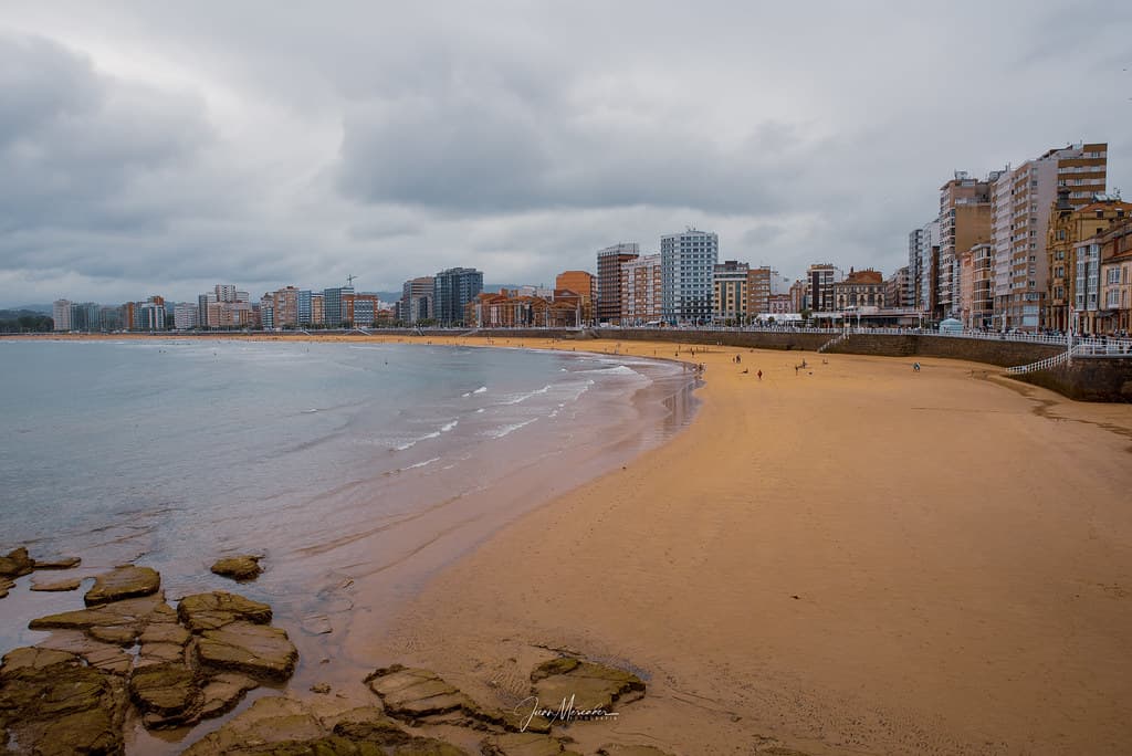 Playa de San Lorenzo — photo by JuanMercader