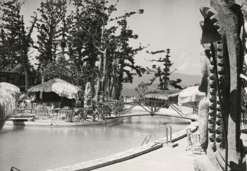 Daydream Island, Island Bar & Swimming Pool