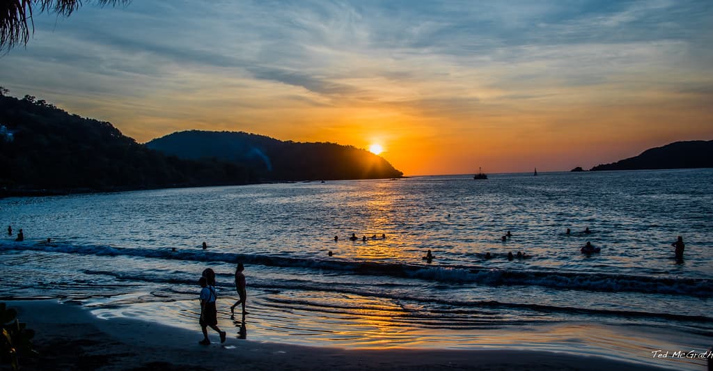 2020 - Mexico - Zihuatanejo - 49 of 137 - Playa la Ropa Sunset