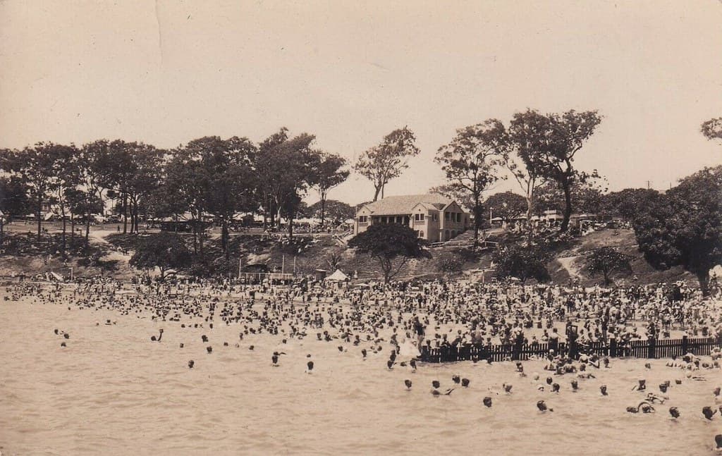 Crowded beach at Sandgate/Shorncliffe, Qld - 1930s