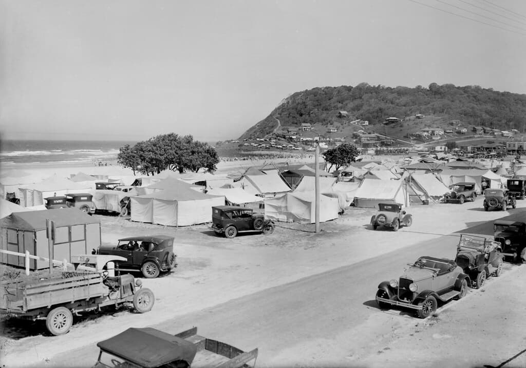 ITM3580164 BURLEIGH HEADS XMAS HOLIDAYS SHOWING TENTS CROWDS AND CARS Dept No.QSA0706 E4