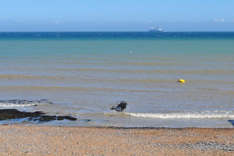 E la nave va, et vogue le ferry, beauté de la Manche, Douvres, Kent, Angleterre, Royaume-Uni.