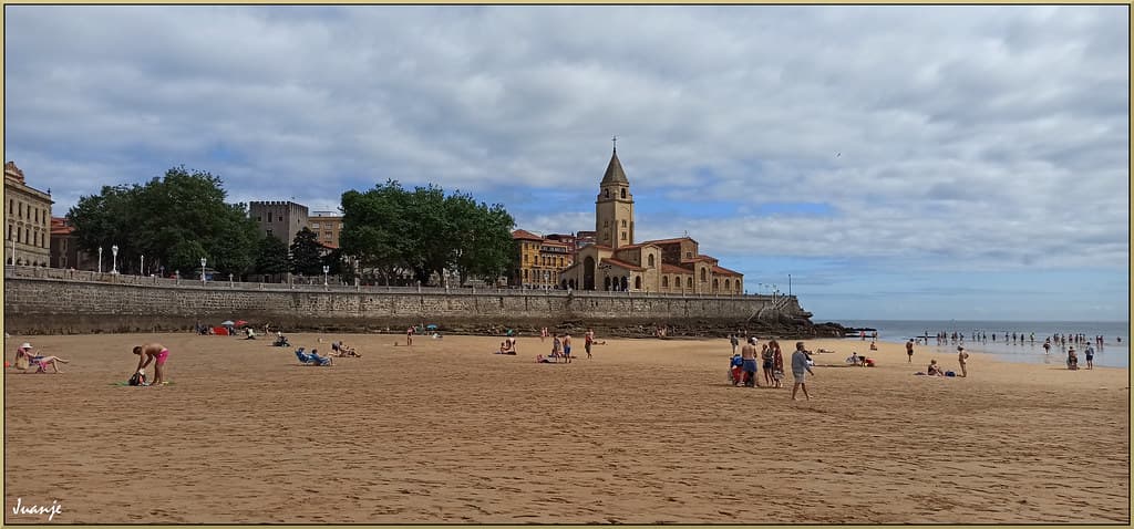 Playa de San Lorenzo — photo by Juanje Orío