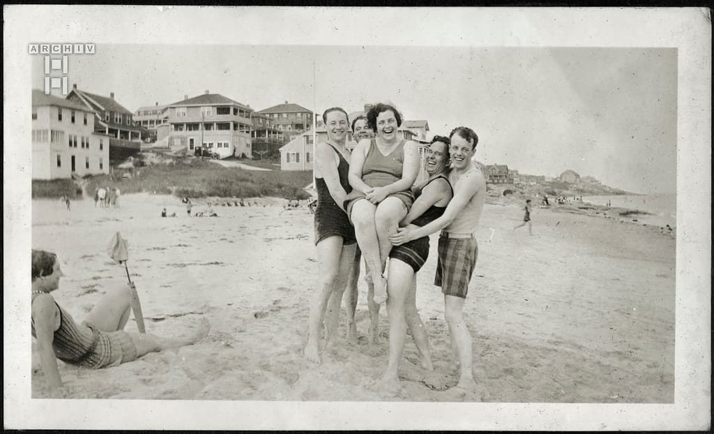 ArchivTappen26Album15w683 Strandstimmung, Beach Gloucester MA, USA, 1920er