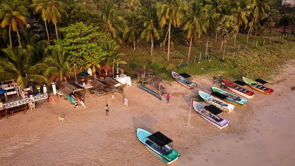 Koneswaram Bay Beach — photo by Dennis S. Hurd