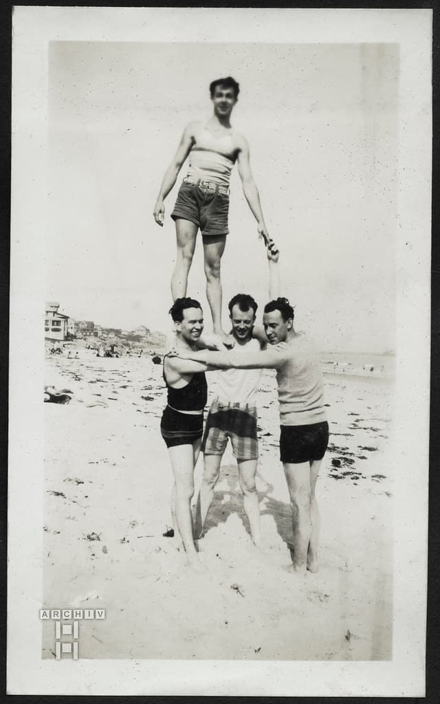 ArchivTappen26Album15w863 Akrobatik am Badestrand, Gloucester MA, USA, 1927
