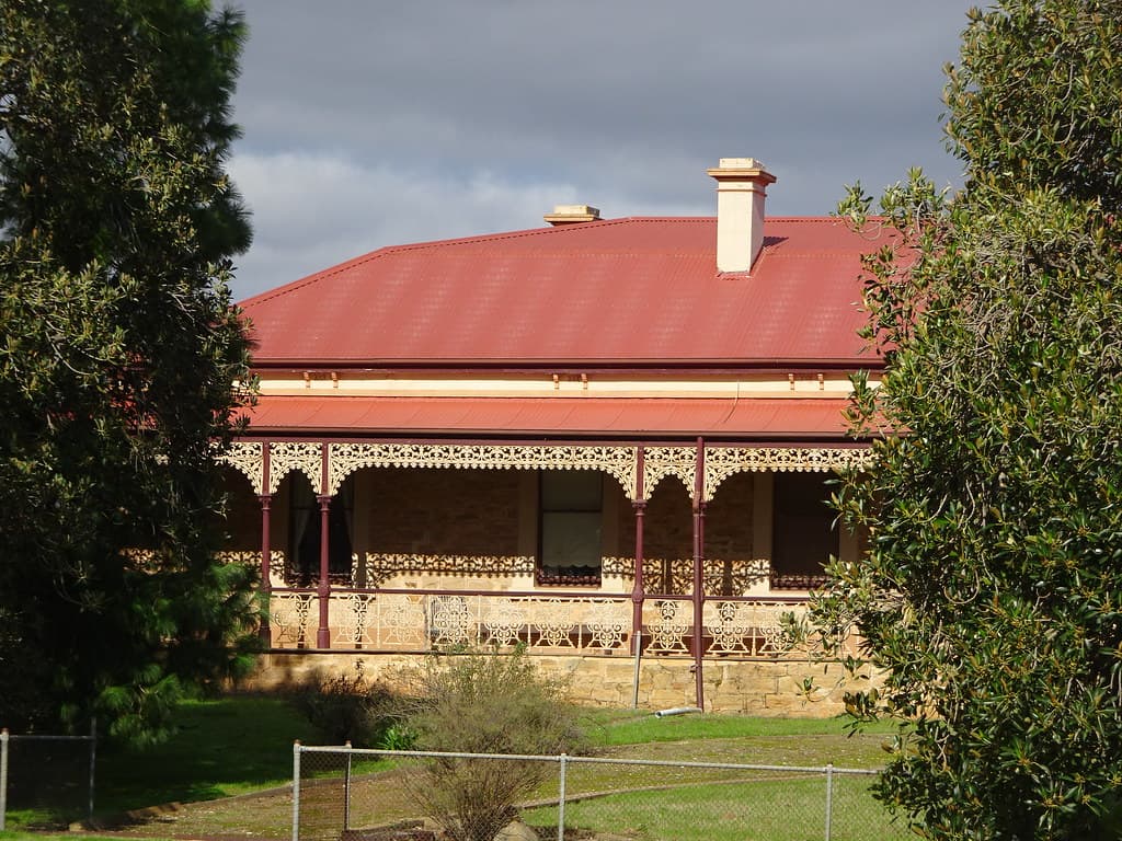 Salter Springs. Farmer  Robert Smyth eventually built a grand home with bay windows (1879) and planted two Moreton Bay Figs in the garden. Monte Flora House has  Kapunda cast iron lacework
