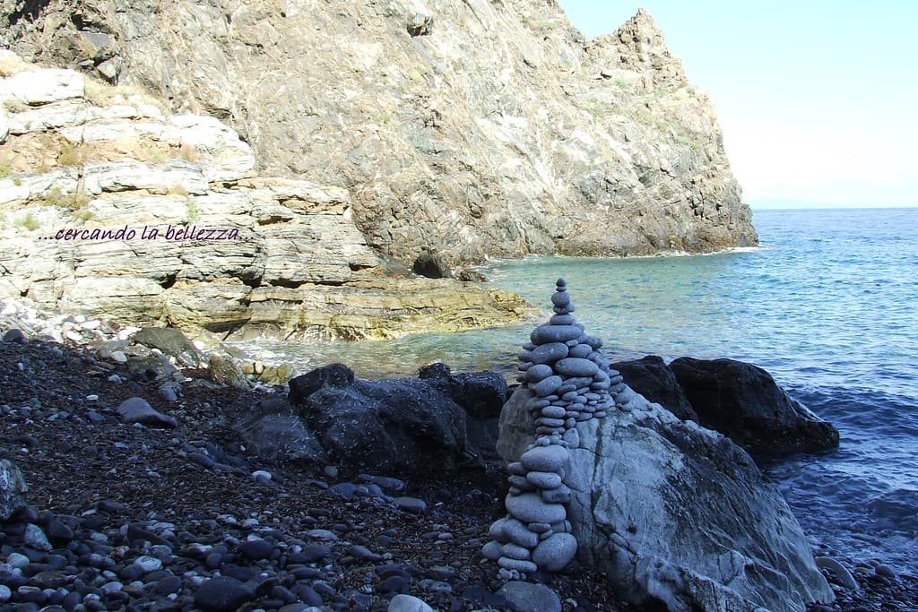 SPIAGGIA DELLA POLVERAIA, una parte. Si può raggiungere dal mare o scendendo per un sentiero nel bosco, è un piccolo angolo di tranquillità e bellezza. Isola d’Elba, Toscana, ITALIA.