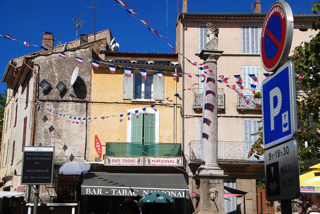 BAR TABAC NATIONAL dans le Charmant Village Médiéval de Carcès en Provence Verte