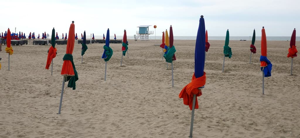 Les parasols de la plage des Planches, Deauville, Calvados, Normandie.