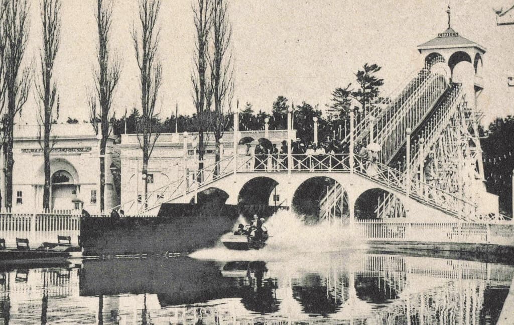 AMUSEMENT Toronto Scarborough Beach Park open for nearly 20 years featured many attractions, such as a flume ride called Shoot the Chutes, a 400-metre long roller coaster ride & a 40-metre tower for daredevil acts1