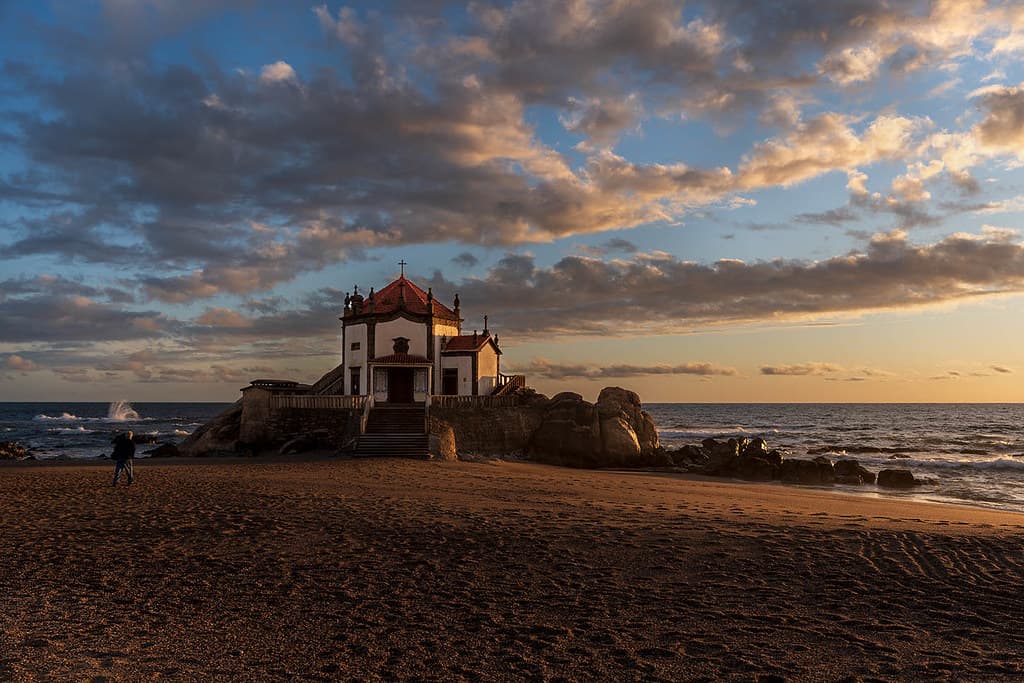 Senhor da Pedra. Luces y sombras.