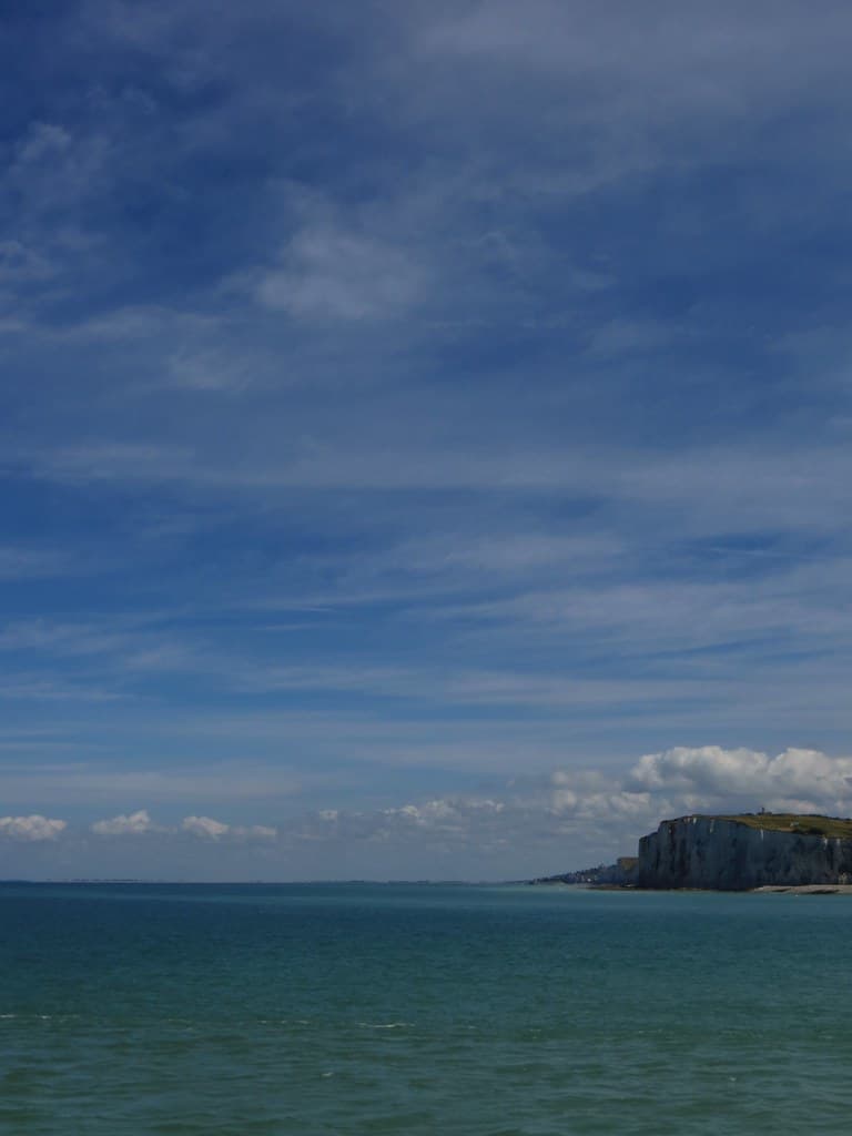Un grand ciel normand, digue du Tréport, arrondissement de Dieppe, Seine-maritime, Normandie.