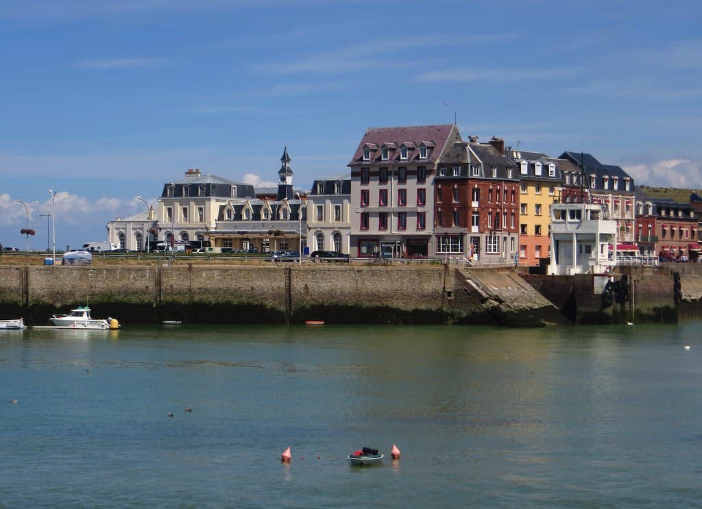 Vue sur la rive droite de la Bresle, Le Tréport, arrondissement de Dieppe, Seine-maritime, Normandie.