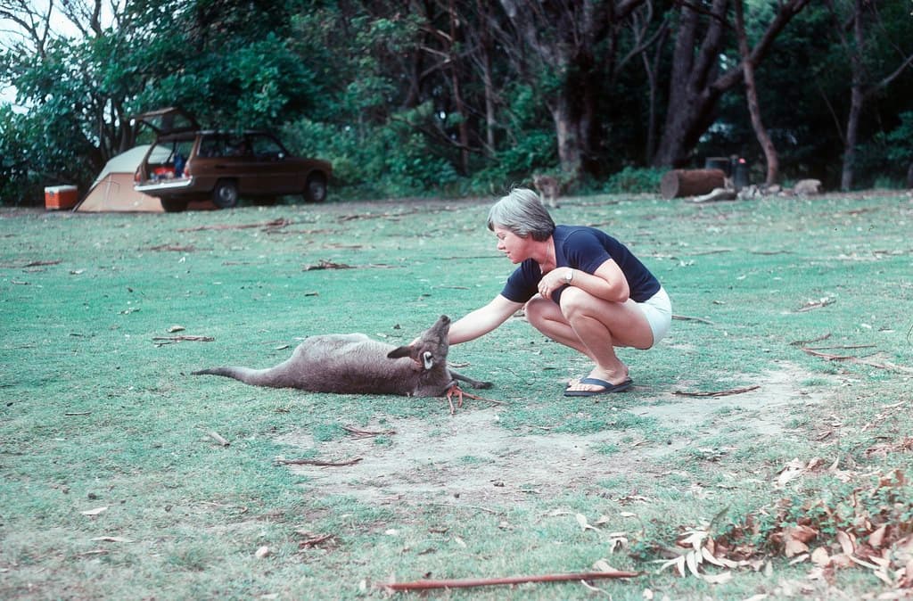 B6R121-04 Pebbly Beach Mary & roo Apr'82 4000dpi