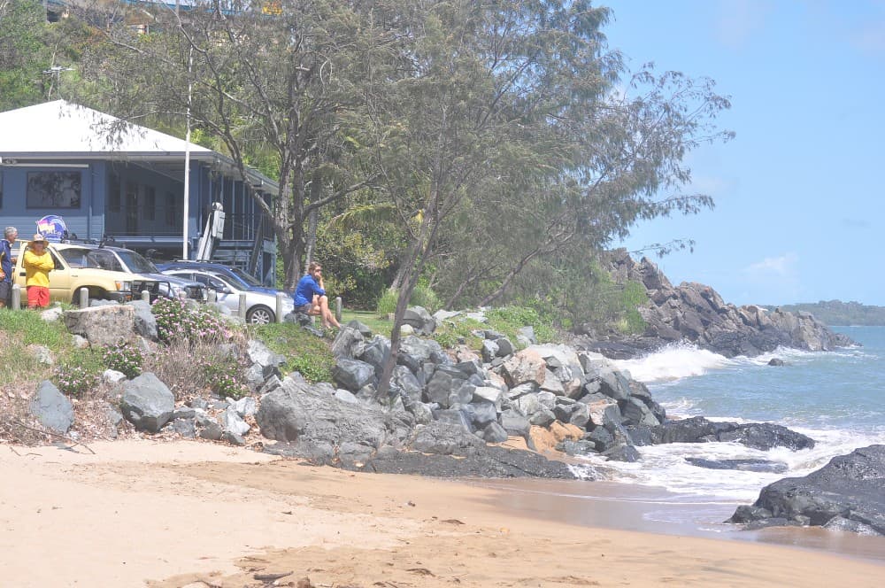 Eimeo Surf Life Saving Club - beach and clubhouse