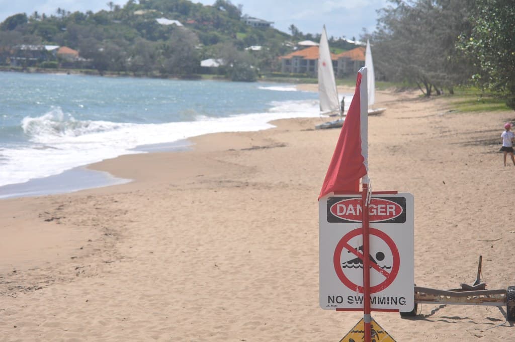 Eimeo Surf Life Saving Club - beach and clubhouse