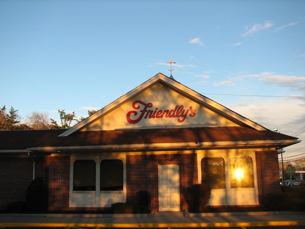 exterior of friendly's restaurant commack ny near sunken meadow state parkway