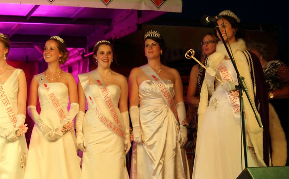 ( Apple Blossom Princess New Minas );  Queen Annapolisa 2013 and attendants at the Park