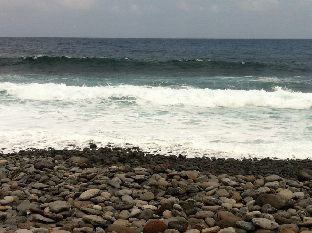 Praia do Porto da Cruz — photo by Potjeh
