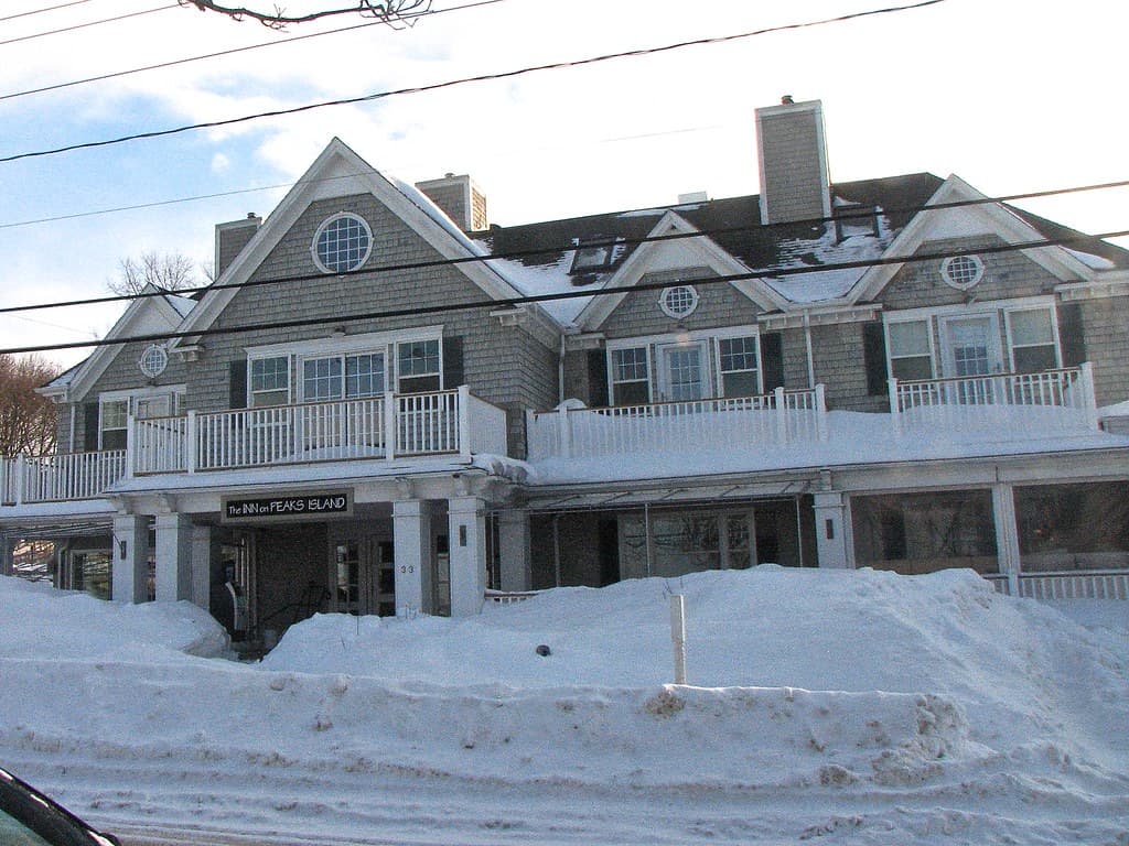 peaks.island • snowed.-Inn