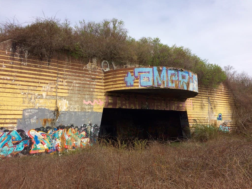 Battery Steele (1942) – graffiti (Spring 2016)