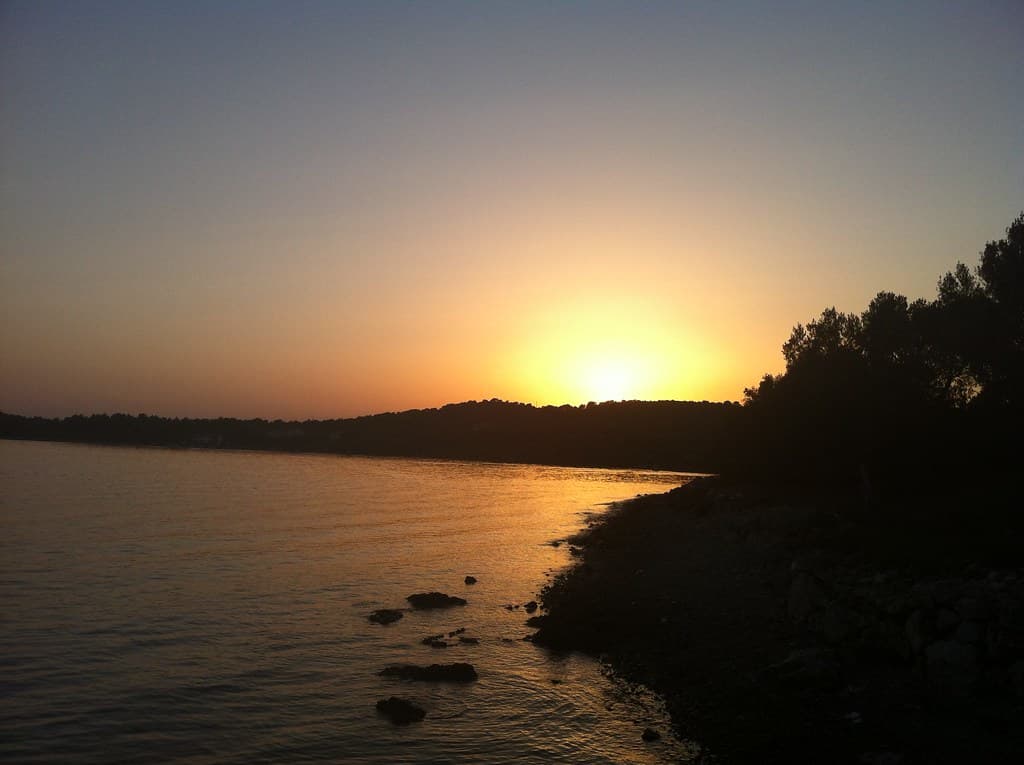 Zlatna luka Beach