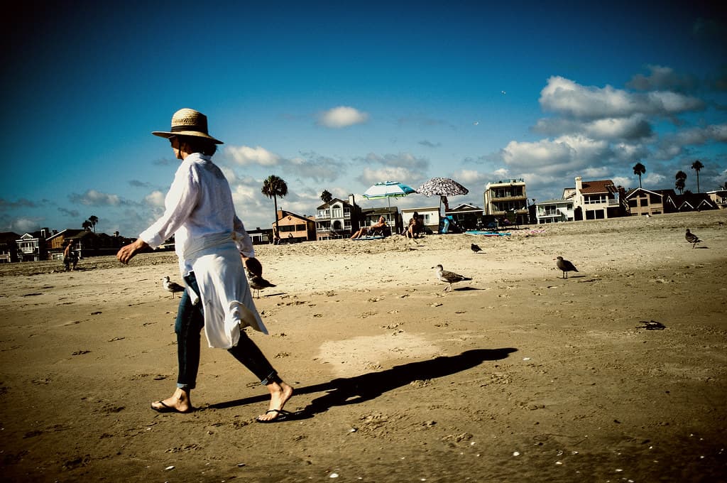 A stroll along the ocean ( with a hat )
