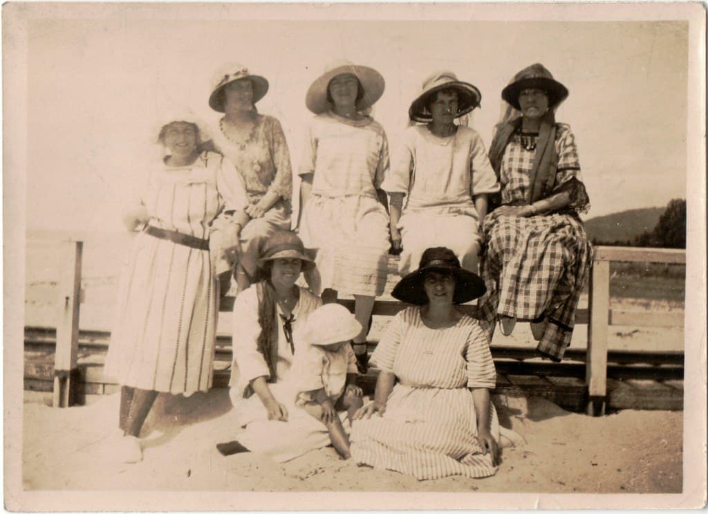 1150 Ladies at the beach